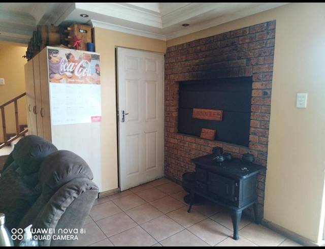 5 BEDROOM HOUSE FOR SALE IN UITSIG